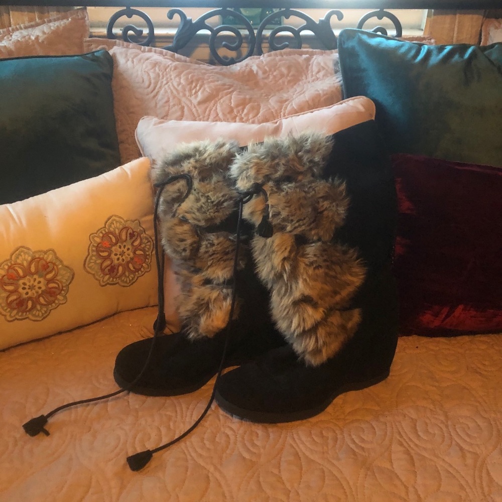 Black suede wedge boots with fur